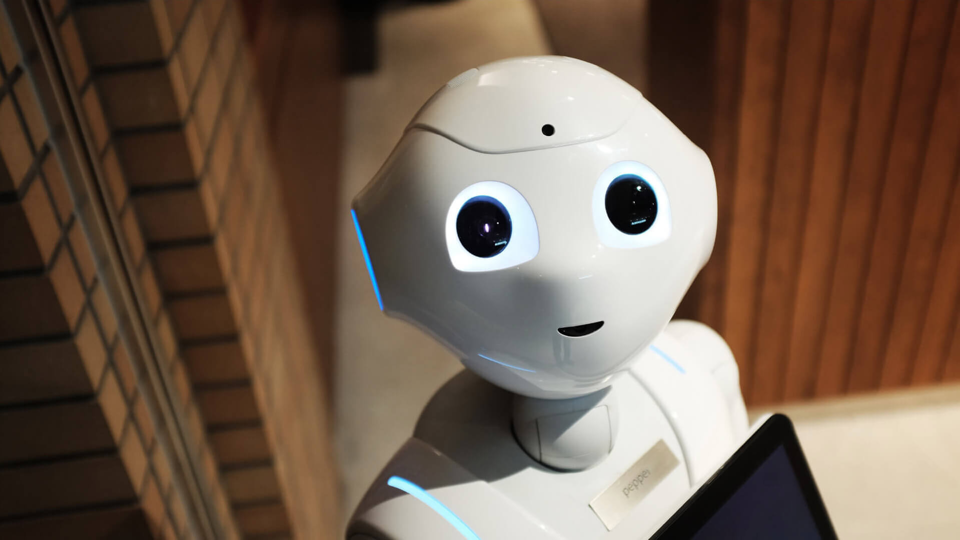 Image pour le header du billet de blogue « ChatGPT : révolution marketing à prévoir? » présentant un robot pour donner un visage à l’intelligence artificielle.